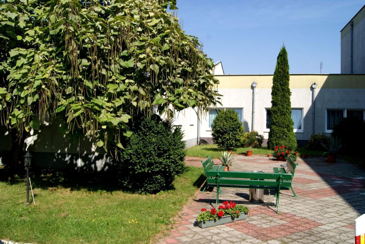 Hotel Holidays Слубице Экстерьер фото